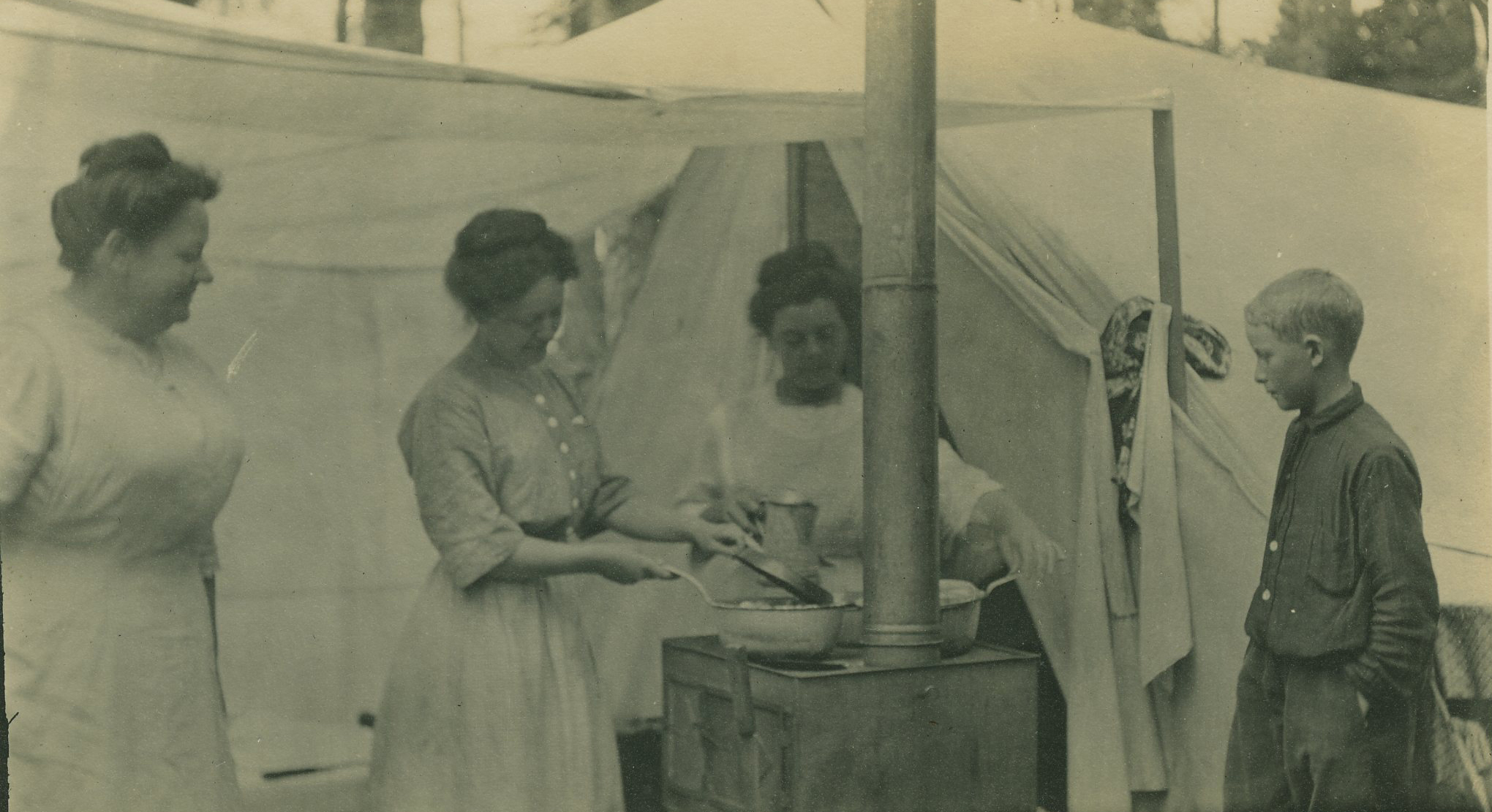 708.6 Alger family tent c.1910-12.jpg